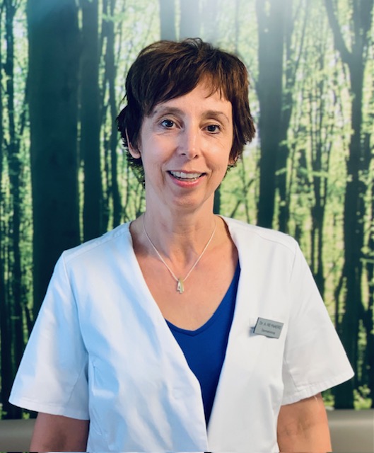 Foto van dermatoloog dr. Annelies Reynaers in haar praktijk te Dilbeek.